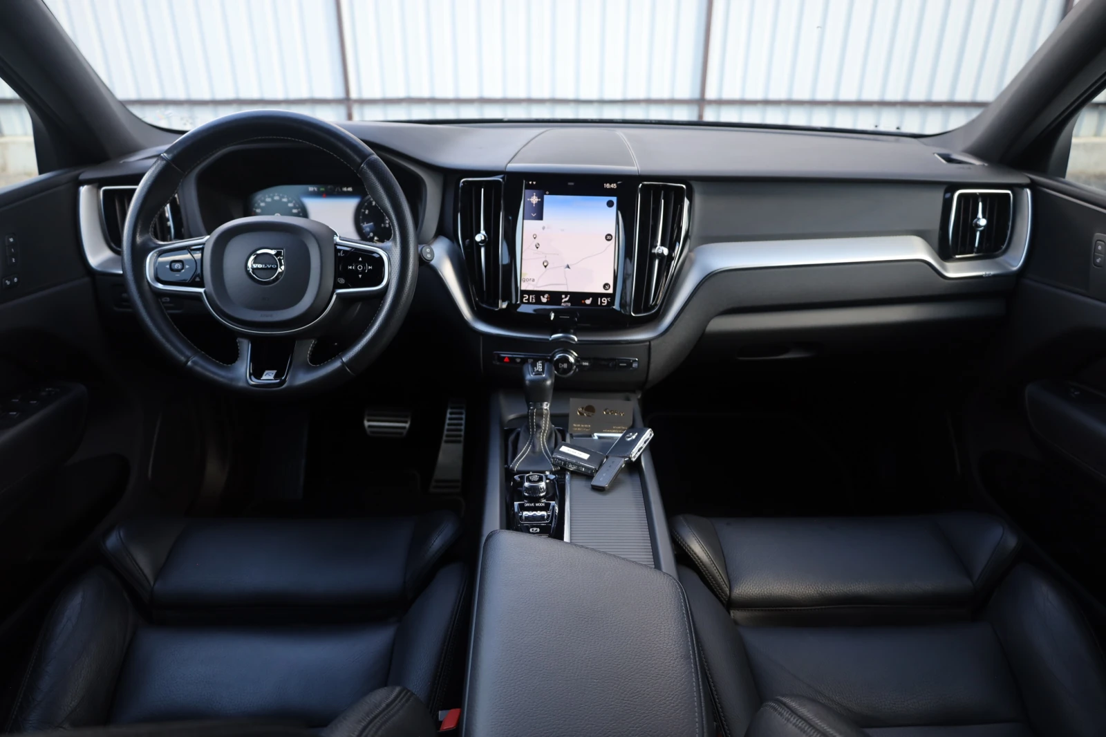 Volvo XC60 T6 AWD R-Design AIR KeyGO Memory Distr KAM Lane , снимка 11 - Автомобили и джипове - 53735433