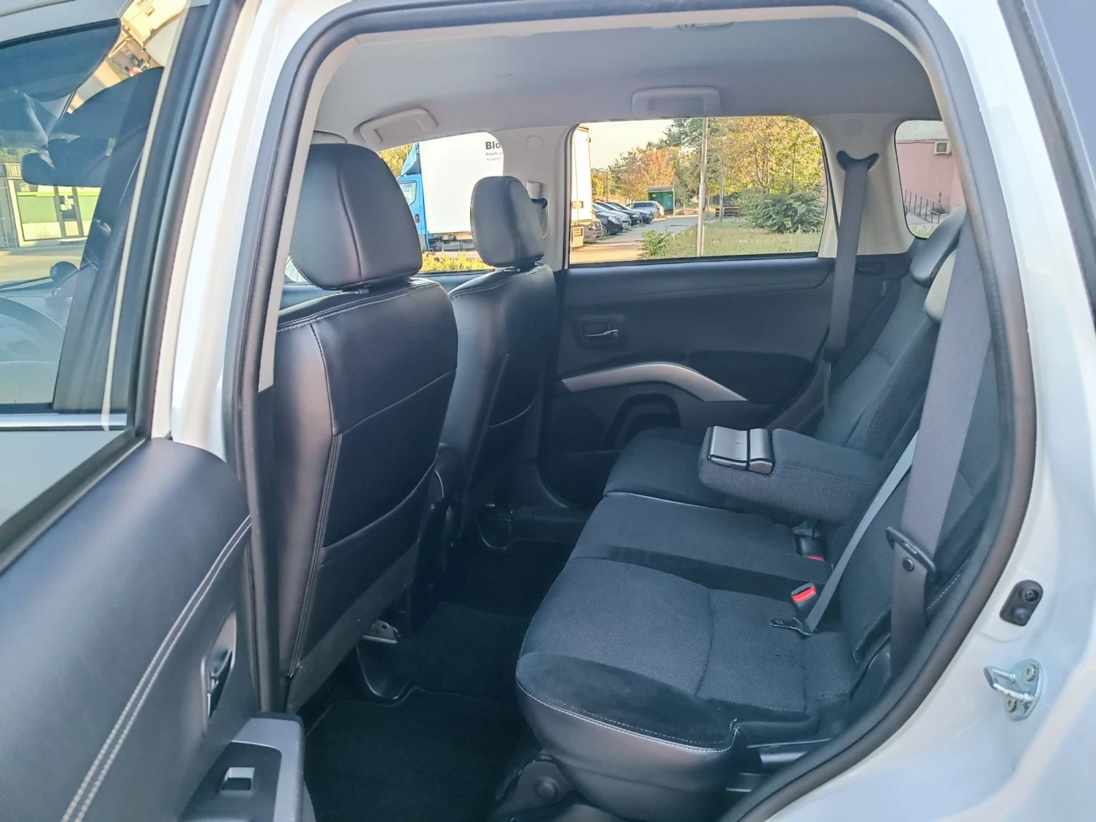 Mitsubishi Outlander 2.4i-170кс-ШВЕЙЦАРИЯ-РЪЧКА-4Х4-FACELIFT, снимка 11 - Автомобили и джипове - 56014574