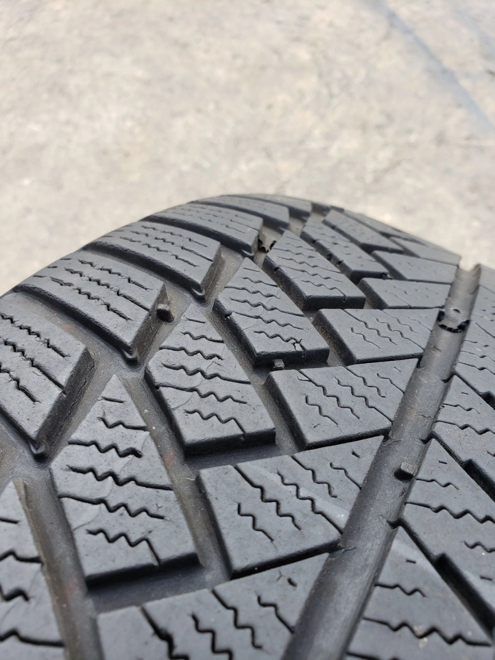Гуми Зимни 215/55R17, снимка 6 - Гуми и джанти - 56288343