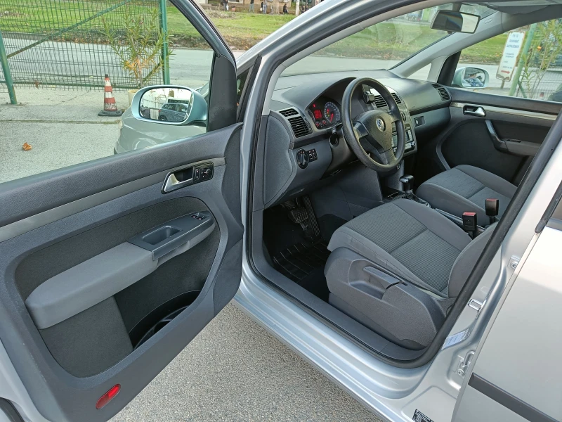 VW Touran 1.9 AVTOMATIK 105, снимка 10 - Автомобили и джипове - 52121956