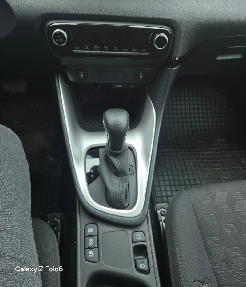 Toyota Yaris 1.5 HEV CHIC, снимка 11 - Автомобили и джипове - 53413596