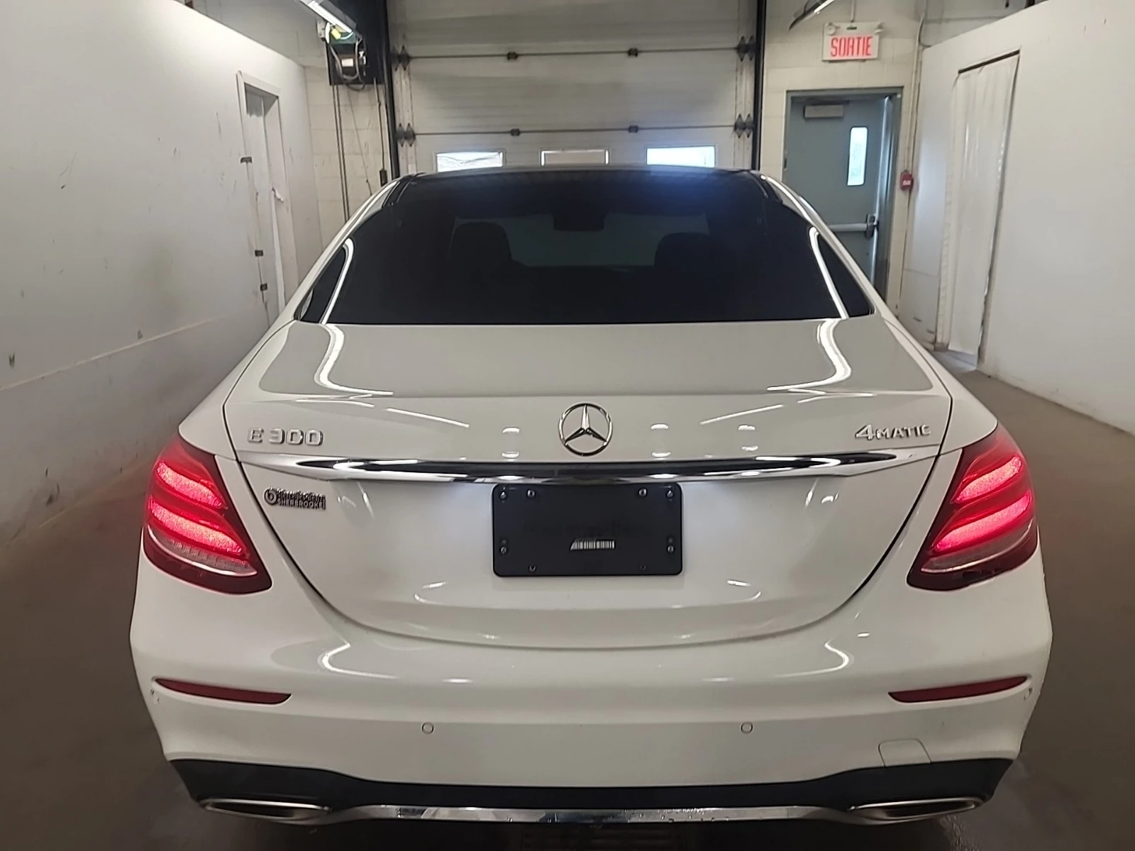Mercedes-Benz E 300 * ЦЕНА ДО БЪЛГАРИЯ* (CARFAX)/АВТОФИНАНСИРАНЕ - изображение 5