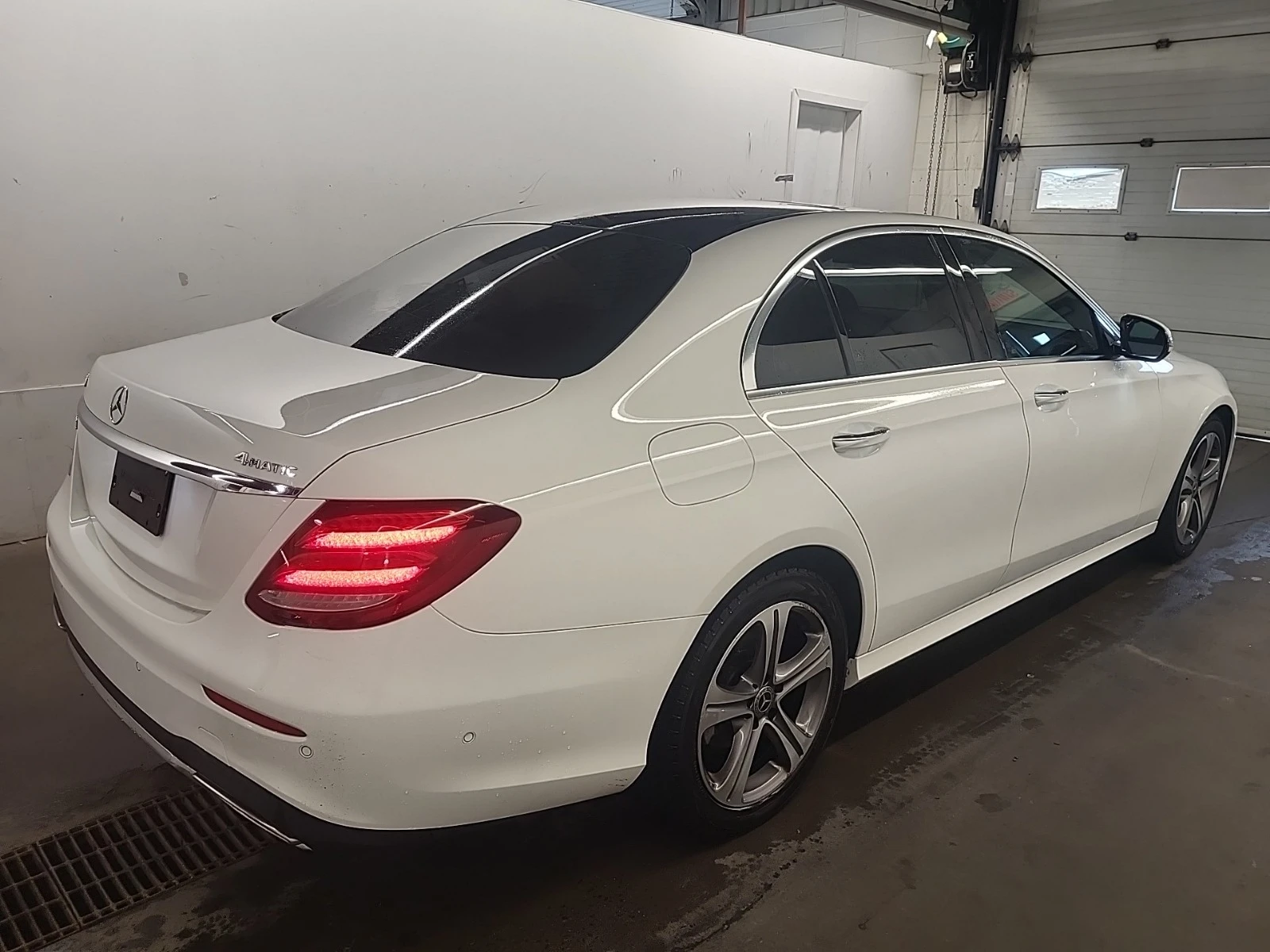 Mercedes-Benz E 300 * ЦЕНА ДО БЪЛГАРИЯ* (CARFAX)/АВТОФИНАНСИРАНЕ - изображение 4