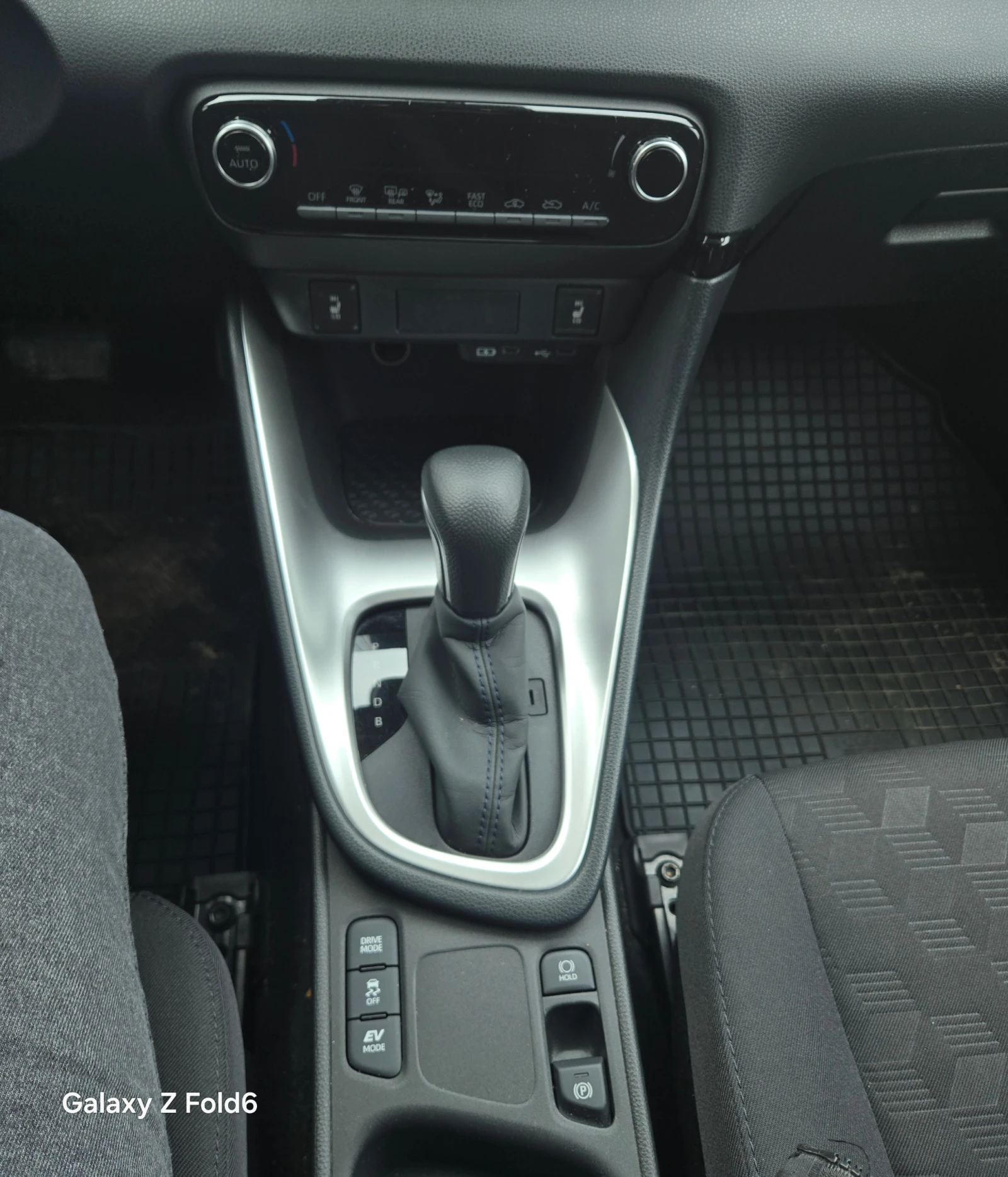 Toyota Yaris 1.5 HEV CHIC, снимка 11 - Автомобили и джипове - 53599860