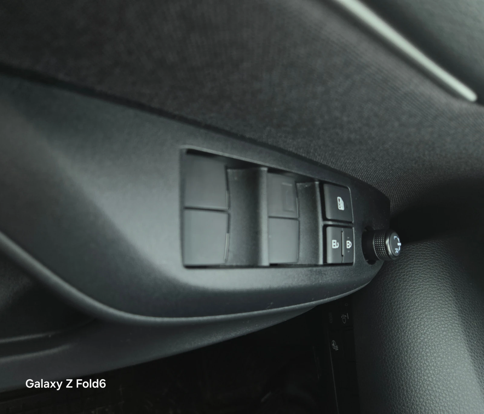 Toyota Yaris 1.5 HEV CHIC - изображение 10