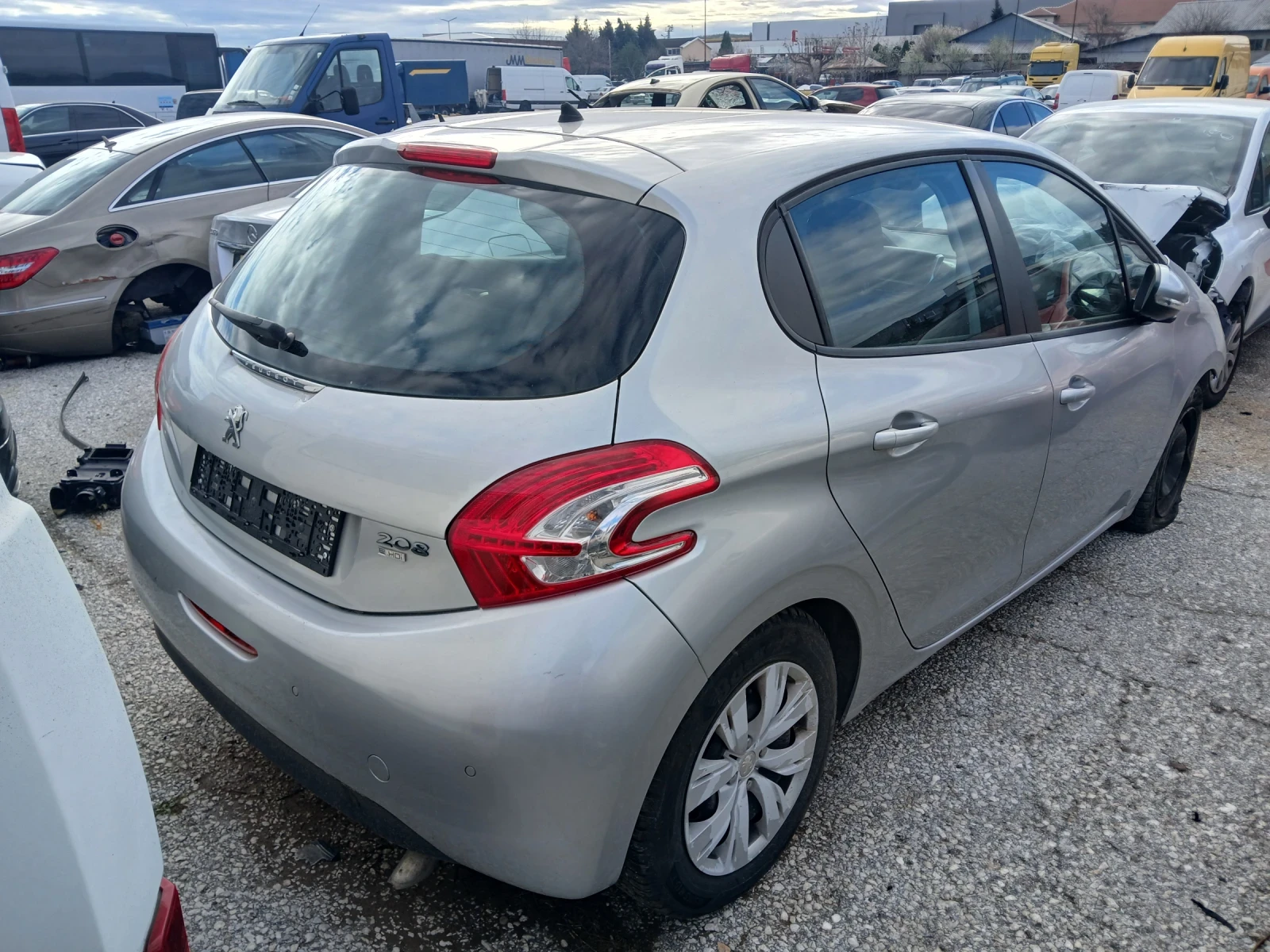 Peugeot 208 1.6/92k/НА ЧАСТИ!, снимка 4 - Автомобили и джипове - 54032904