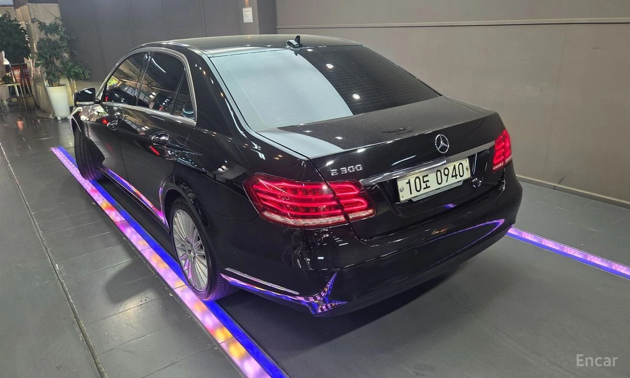 Mercedes-Benz E 300 ELEGANCE* КОЖА* ПОДГРЕВ* НАВИГАЦИЯ* ПАНОРАМА* , снимка 4 - Автомобили и джипове - 54739602