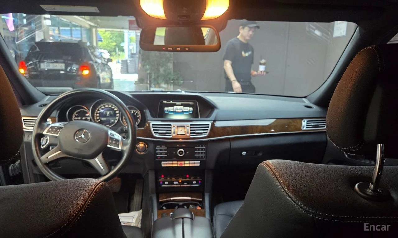 Mercedes-Benz E 300 ELEGANCE* КОЖА* ПОДГРЕВ* НАВИГАЦИЯ* ПАНОРАМА* , снимка 7 - Автомобили и джипове - 54739602
