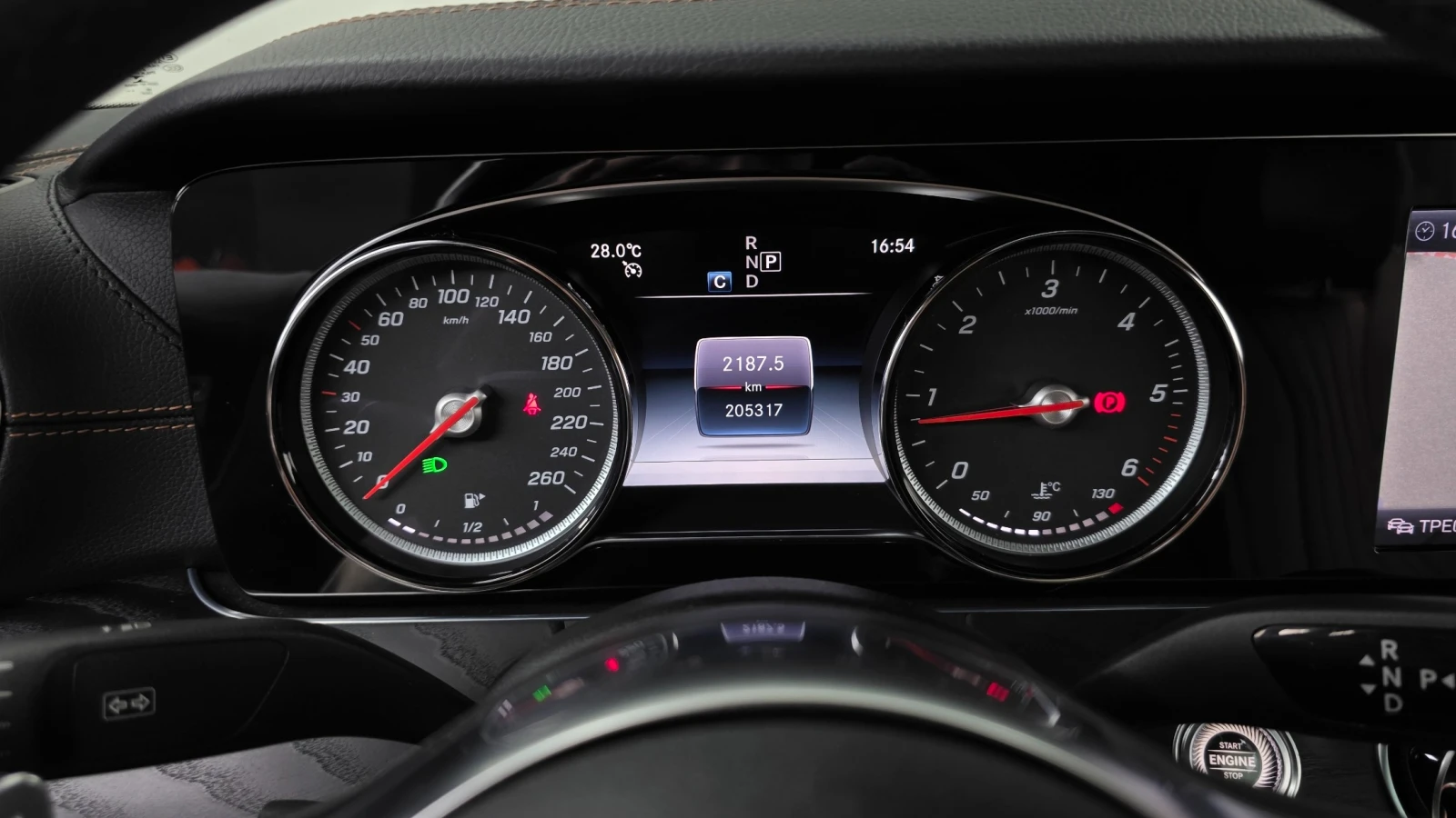 Mercedes-Benz E 220 2019 E220d Coupe* Hud* AMG, снимка 5 - Автомобили и джипове - 56085675