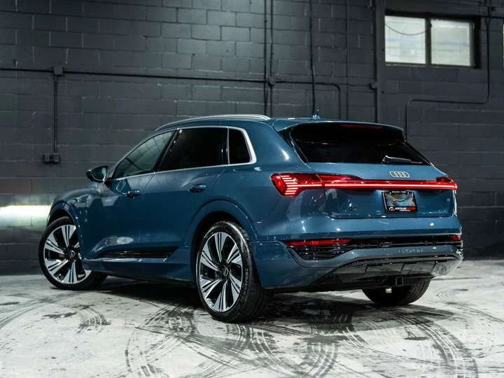 Audi Q8 Е-Tron QUATTRO| ADAPTIVE CRUISE| 1OWNER| NO ACCIDE, снимка 4 - Автомобили и джипове - 53963023