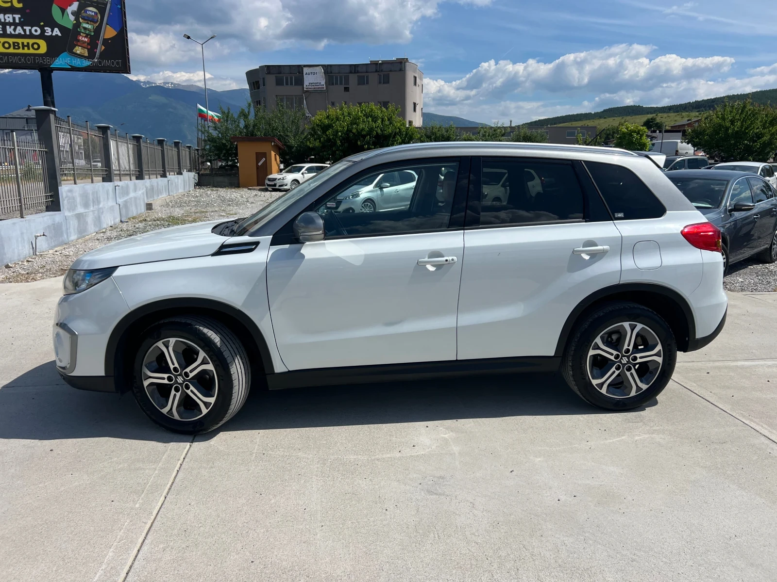 Suzuki Vitara 1.6d key-less/navi/kamera/ Euro6B Full!!, снимка 3 - Автомобили и джипове - 54986600