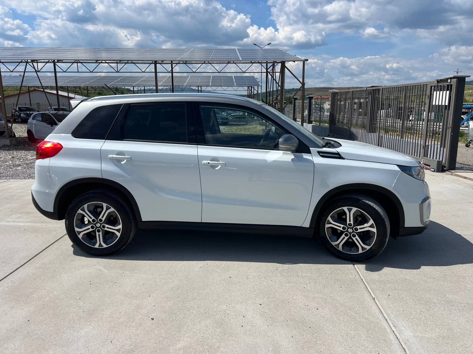 Suzuki Vitara 1.6d key-less/navi/kamera/ Euro6B Full!!, снимка 7 - Автомобили и джипове - 54986600