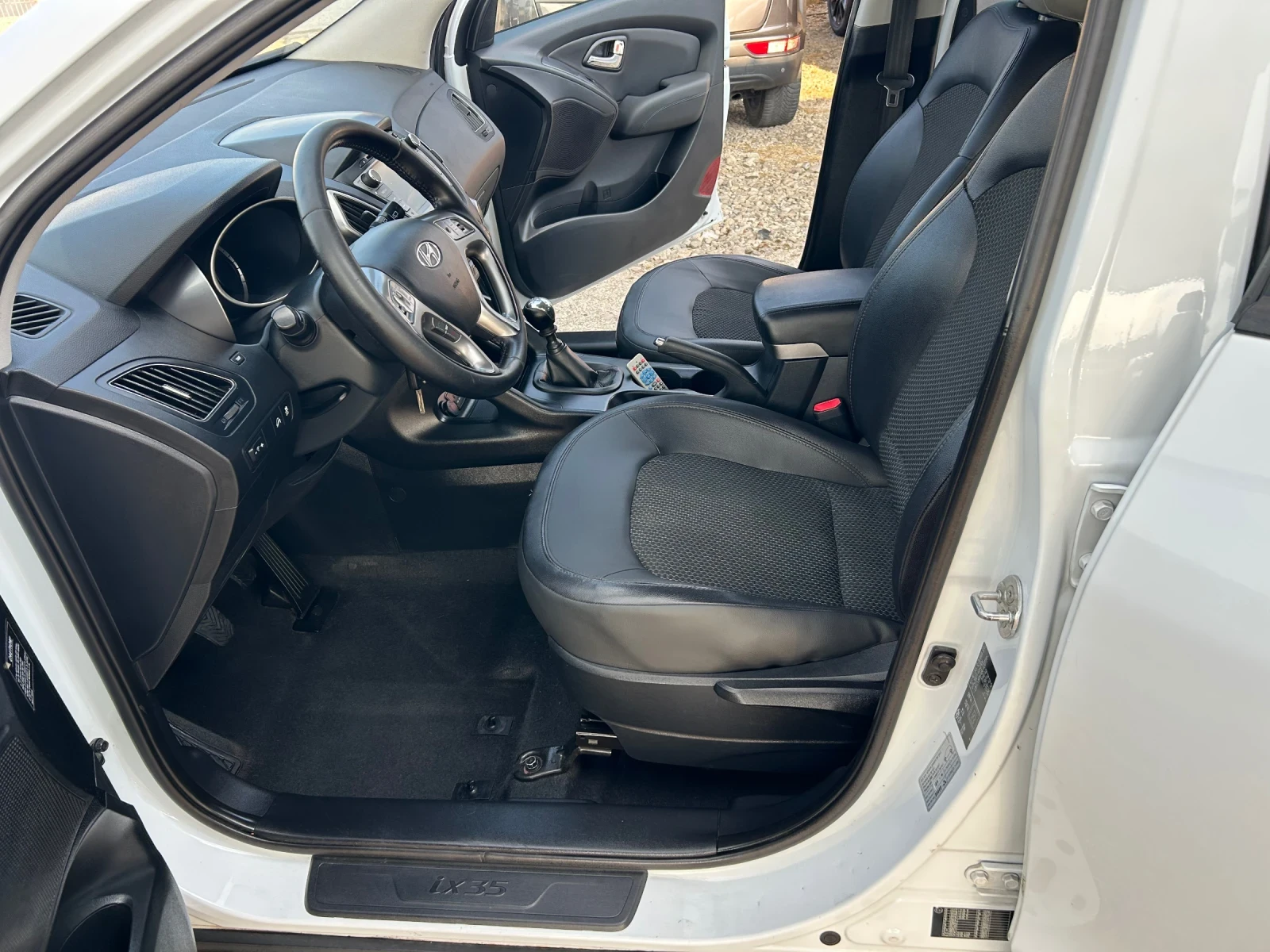 Hyundai IX35 2.0 CRDi, снимка 13 - Автомобили и джипове - 55860115