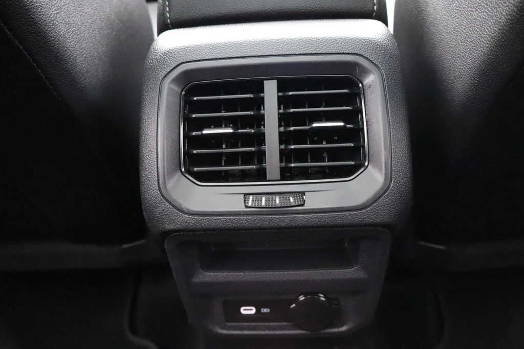 VW Tiguan R-Line | Панорама | Keyless, снимка 12 - Автомобили и джипове - 56062598