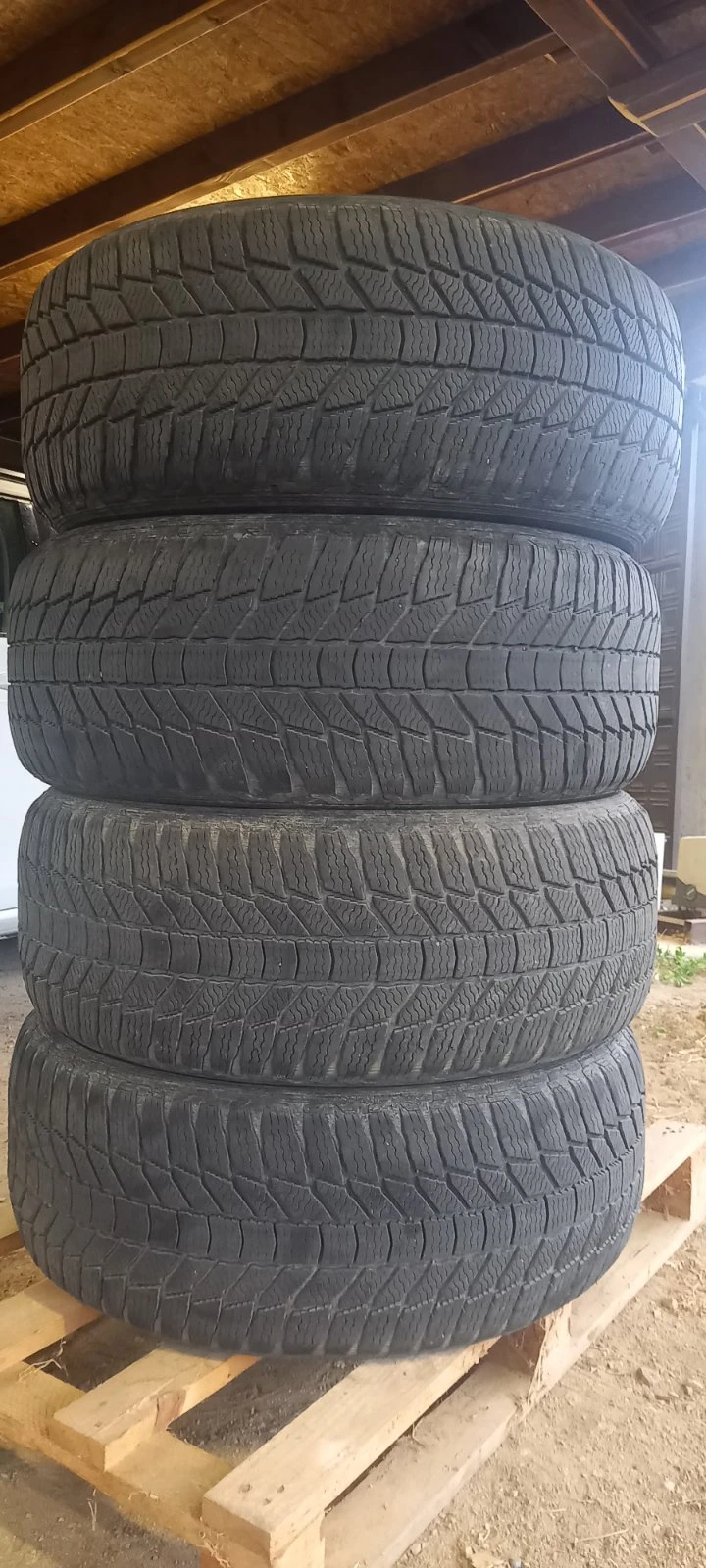 Гуми Зимни 255/55R18, снимка 1 - Гуми и джанти - 49527689