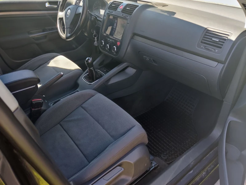 VW Golf 1.6i, снимка 8 - Автомобили и джипове - 51845882