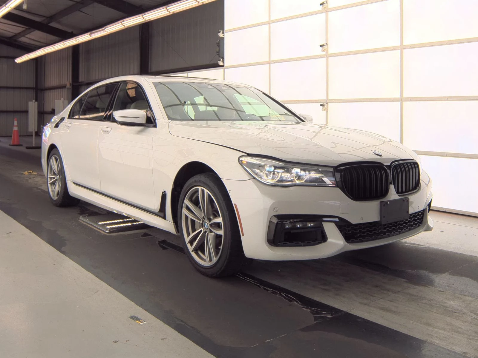 BMW 750 M* SPORT* ДИГИТАЛНО* ТАБЛО* ПОДГРЕВ* КАМЕРА* КЕЙЛЕ - изображение 3