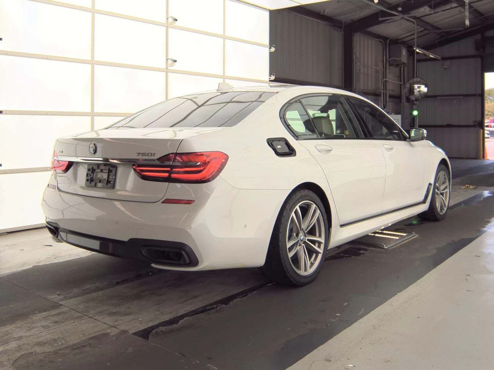 BMW 750 M* SPORT* ДИГИТАЛНО* ТАБЛО* ПОДГРЕВ* КАМЕРА* КЕЙЛЕ - изображение 2