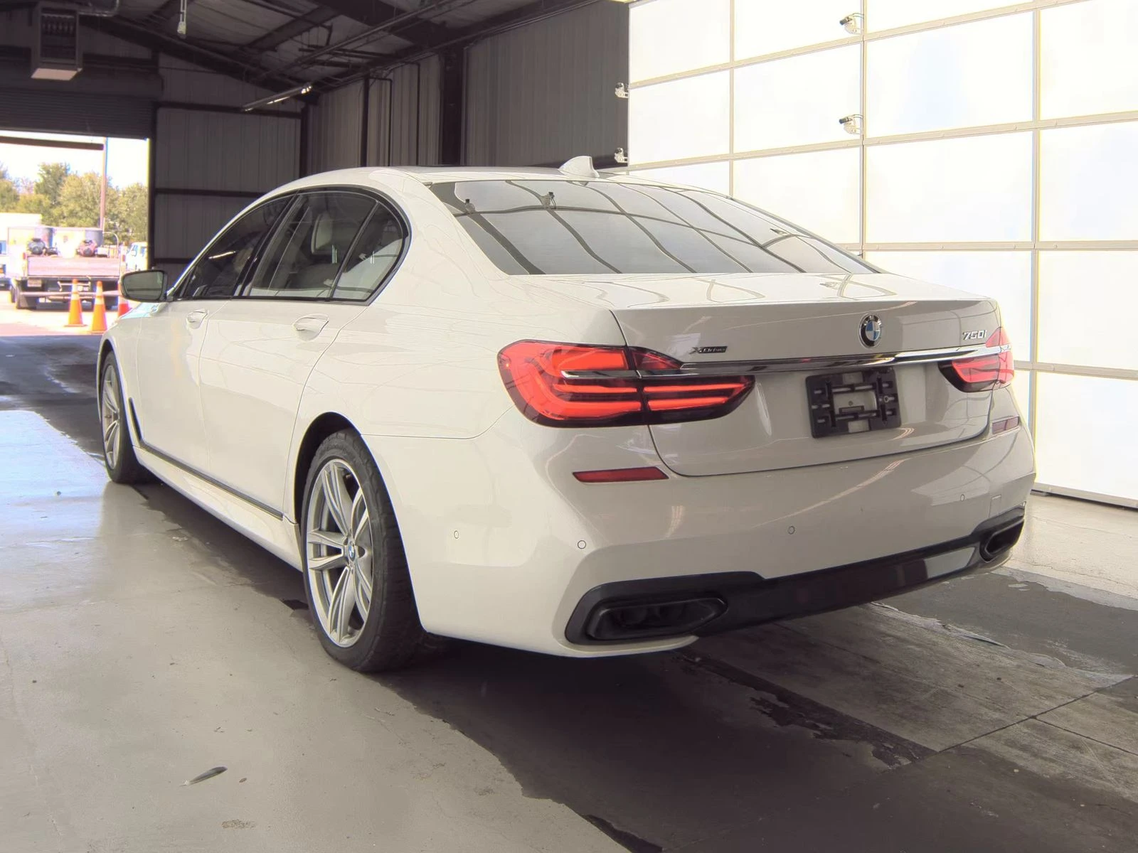 BMW 750 M* SPORT* ДИГИТАЛНО* ТАБЛО* ПОДГРЕВ* КАМЕРА* КЕЙЛЕ - изображение 4