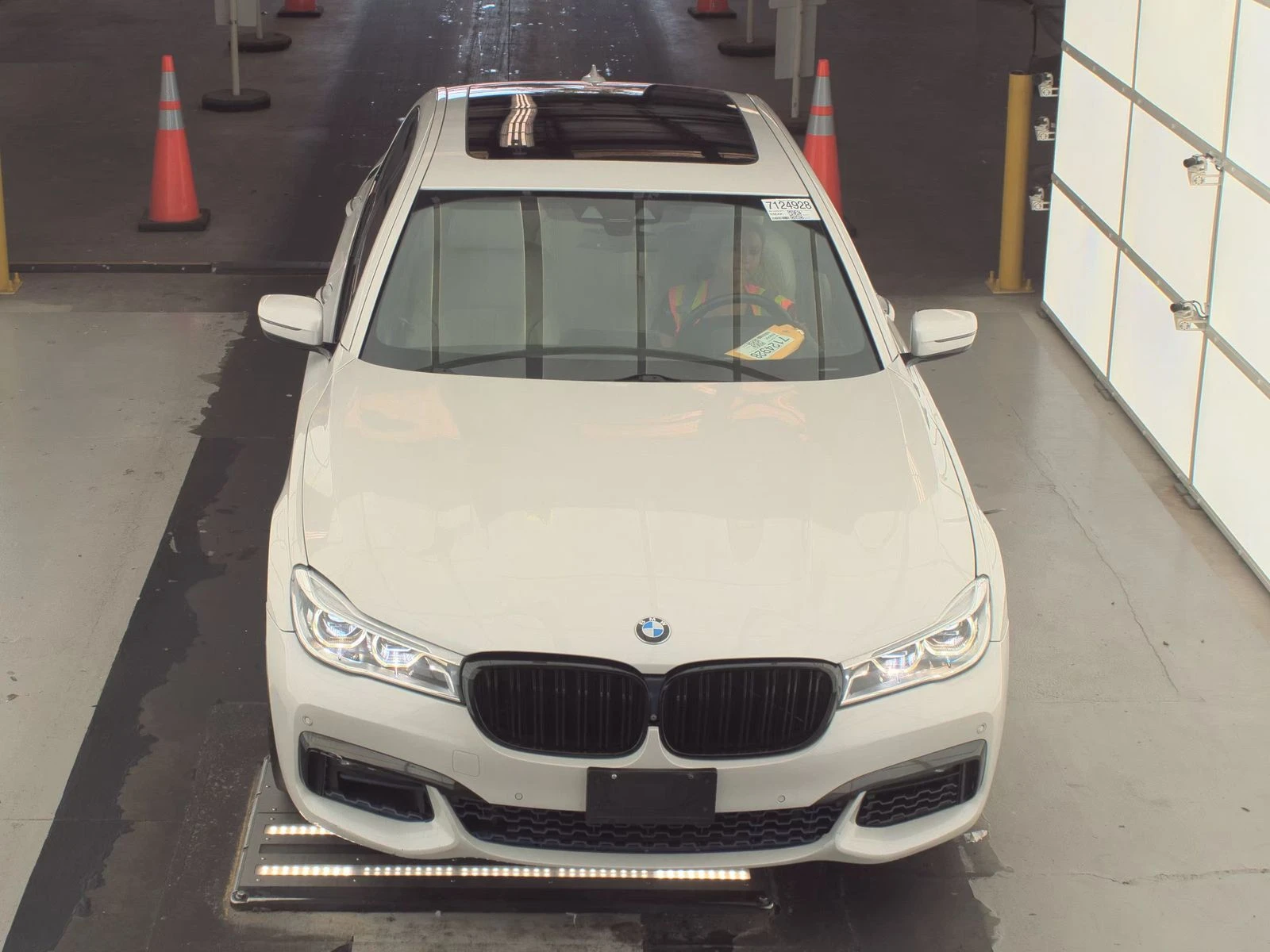 BMW 750 M* SPORT* ДИГИТАЛНО* ТАБЛО* ПОДГРЕВ* КАМЕРА* КЕЙЛЕ - изображение 7