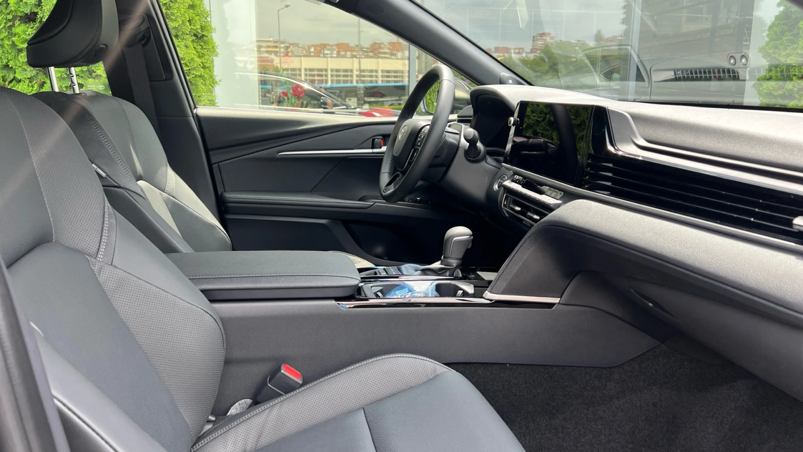 Toyota Camry 2.5H Luxury, снимка 10 - Автомобили и джипове - 54788454