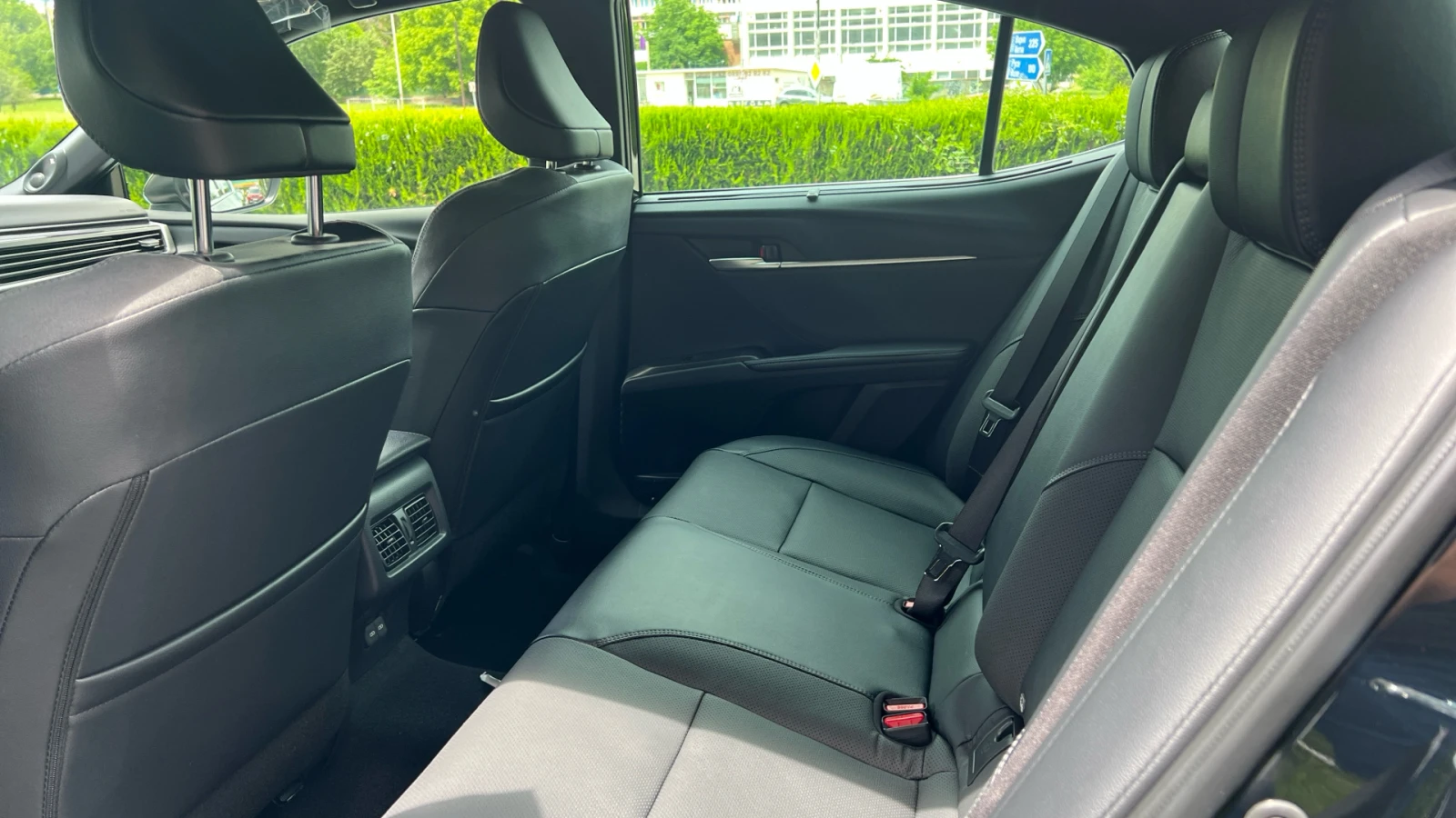 Toyota Camry 2.5H Luxury, снимка 13 - Автомобили и джипове - 54788454