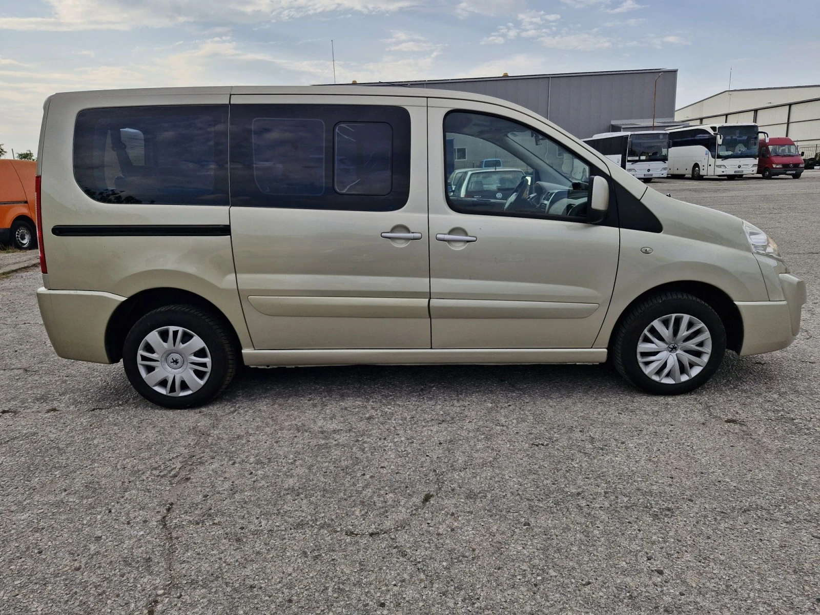 Peugeot Expert 2.0 HDi 136к.с. 8 местна климатроник , снимка 4 - Автомобили и джипове - 55657049