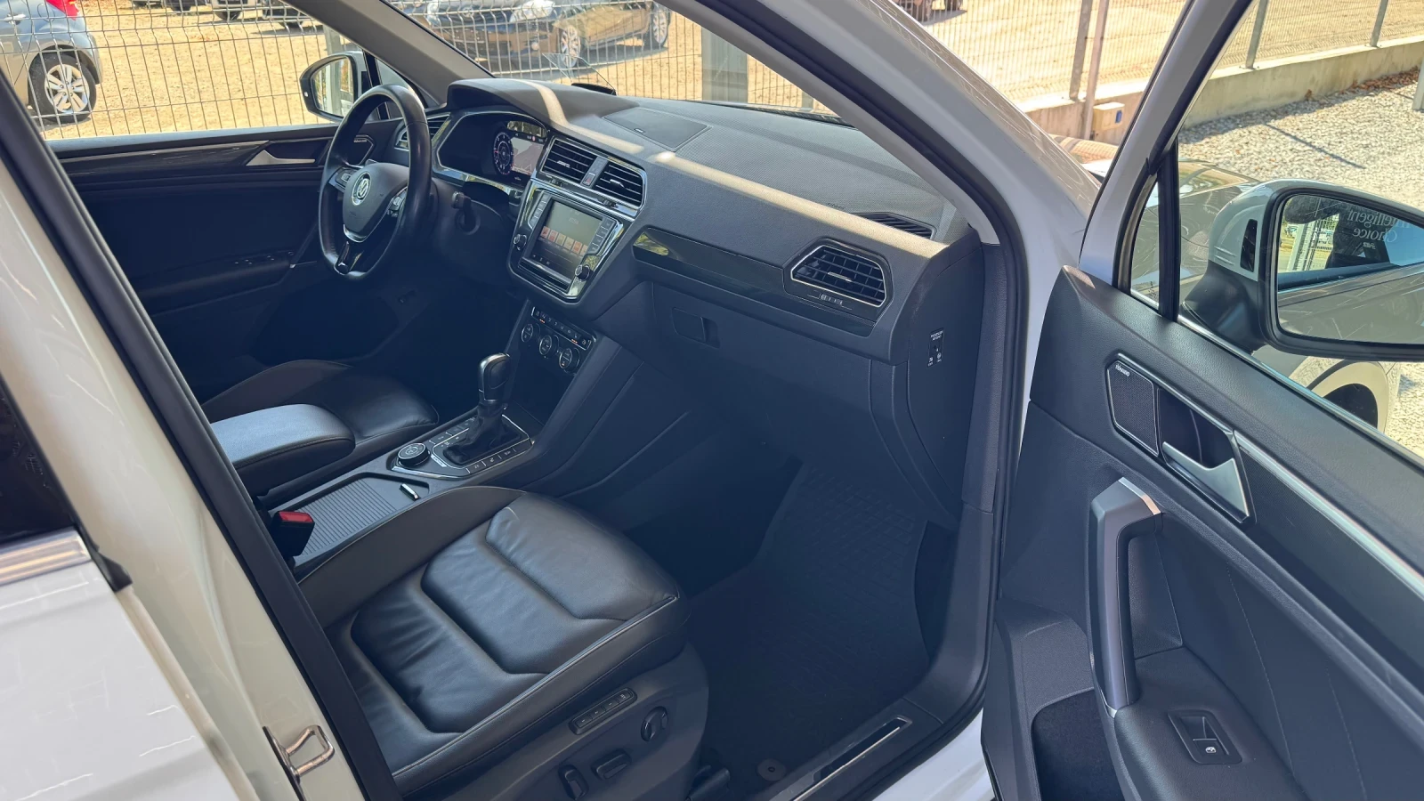 VW Tiguan 2.0TDI 4MOTION * FULL* Dynaudio* 360* 2хMemory* , снимка 8 - Автомобили и джипове - 55812358