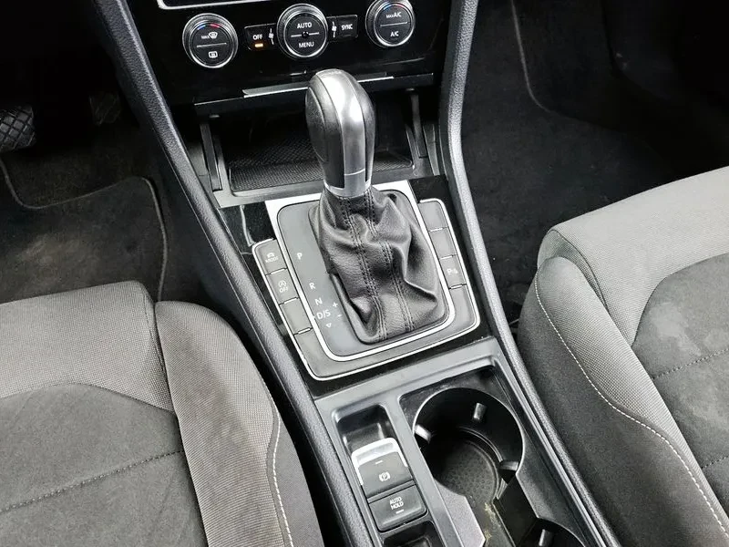 VW Golf 2.0 TDI, снимка 9 - Автомобили и джипове - 54300694