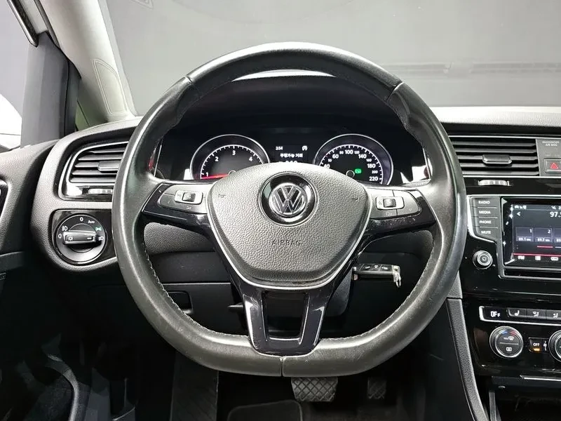 VW Golf 2.0 TDI, снимка 13 - Автомобили и джипове - 54300694