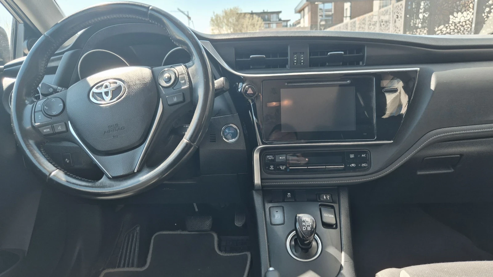 Toyota Auris, снимка 15 - Автомобили и джипове - 54110243