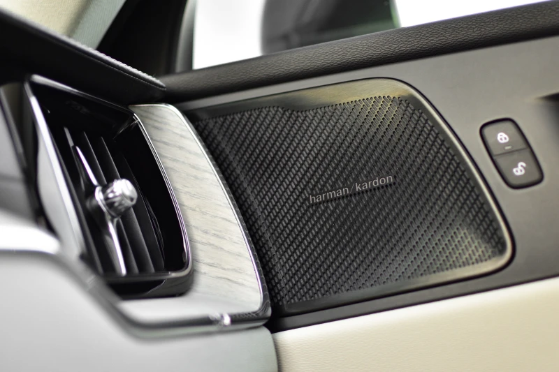 Volvo XC60 D4 INSCRIPTION| POLESTAR| harmon/kardon| Head-Up, снимка 14 - Автомобили и джипове - 51195632