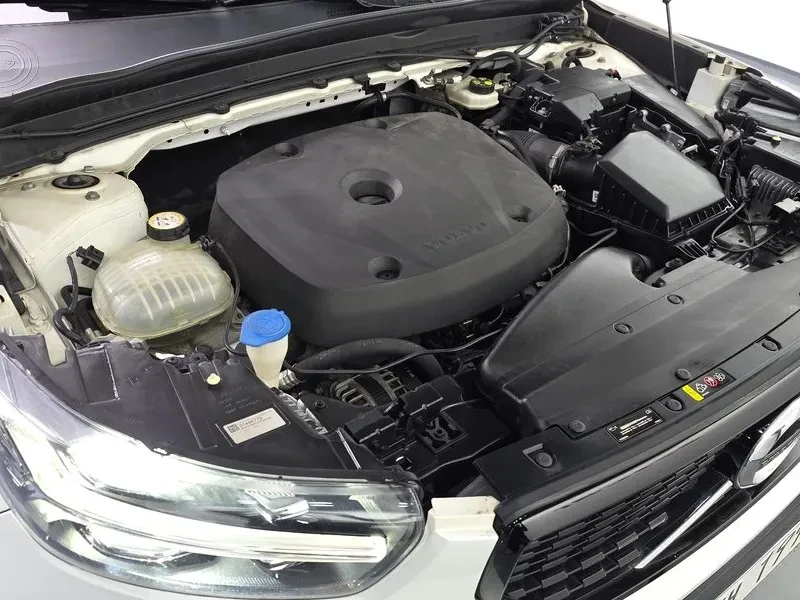 Volvo XC40 T4 R-Design, снимка 5 - Автомобили и джипове - 55090101