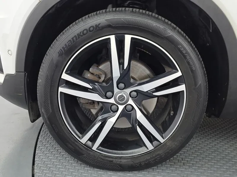 Volvo XC40 T4 R-Design, снимка 4 - Автомобили и джипове - 55090101