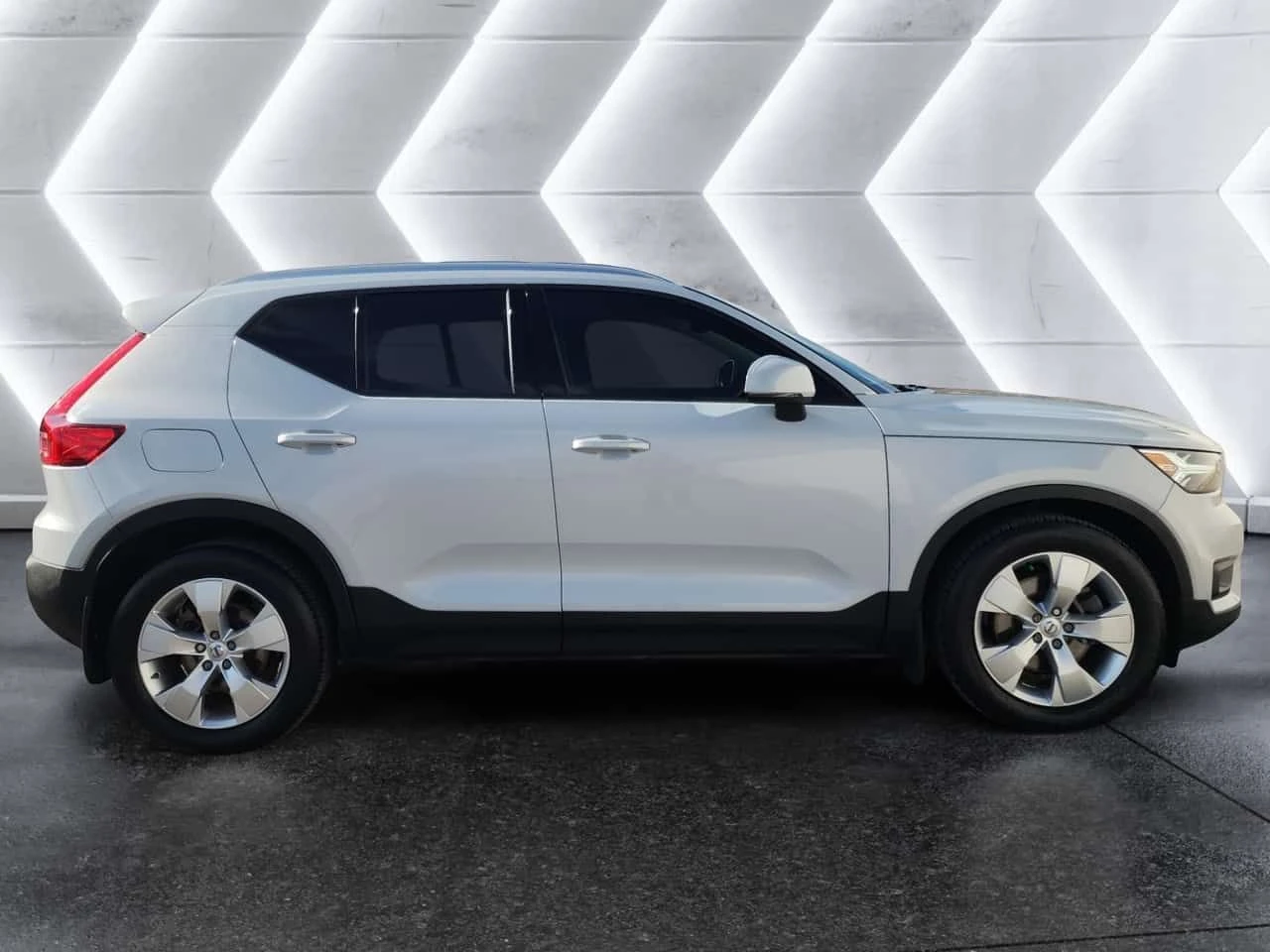 Volvo XC40 * T4 AWD Momentum * CARFAX * КАМЕРА * NAVI - изображение 3