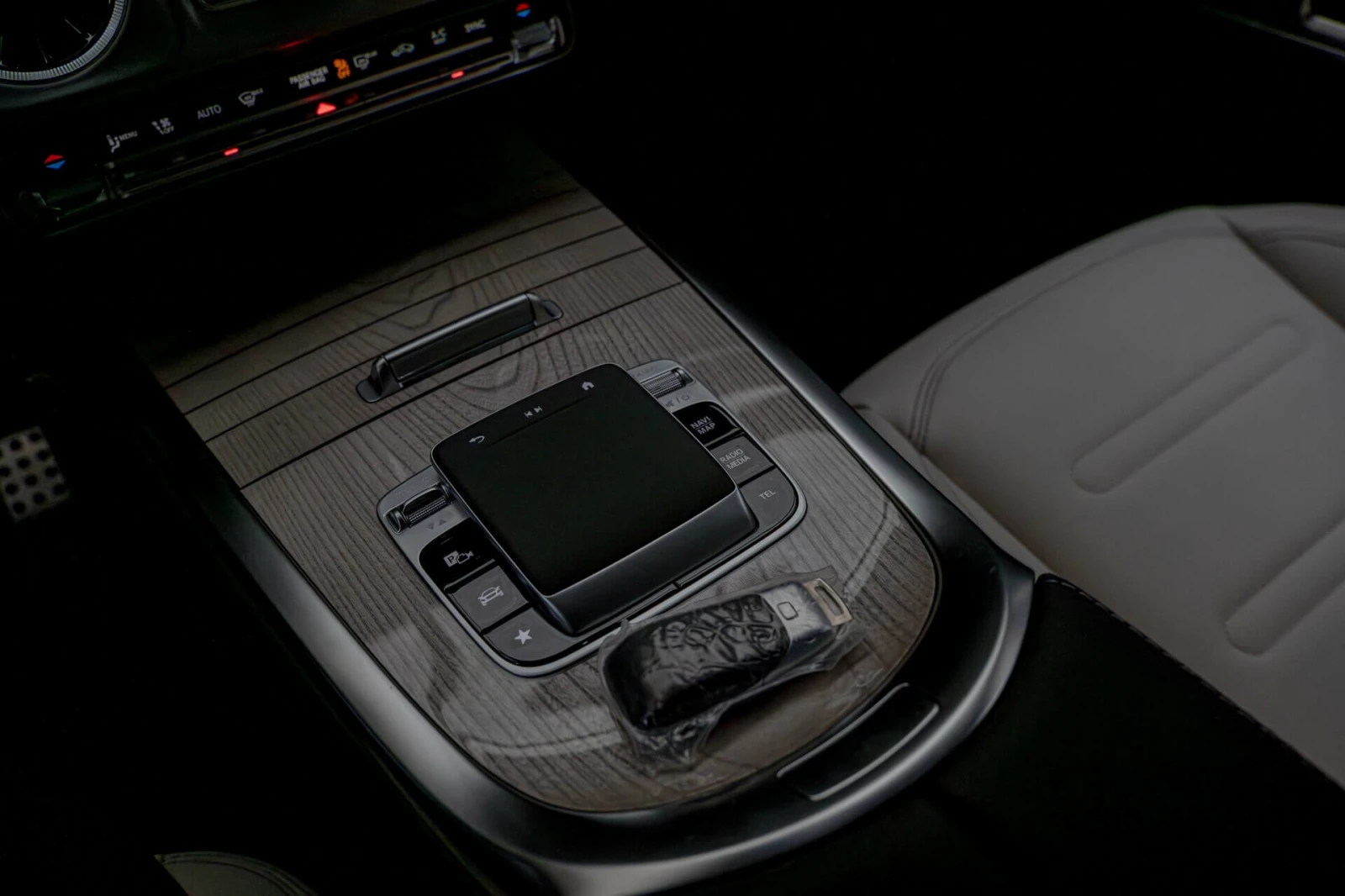 Mercedes-Benz G 450 Exclusive Line/MBUX/Ambient/Камера 360/Memory, снимка 10 - Автомобили и джипове - 53953327