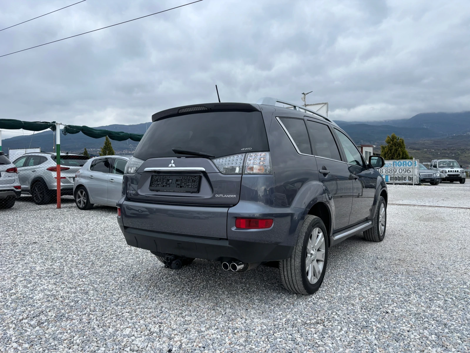 Mitsubishi Outlander 4x4/Auto/Navi/Keyless/7м, снимка 3 - Автомобили и джипове - 54008007