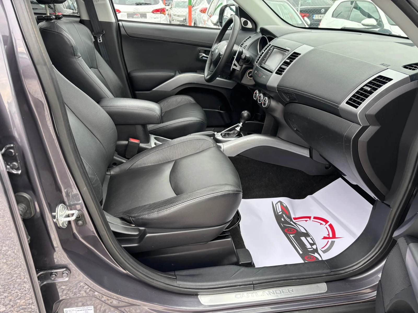 Mitsubishi Outlander 4x4/Auto/Navi/Keyless/7м, снимка 9 - Автомобили и джипове - 54008007
