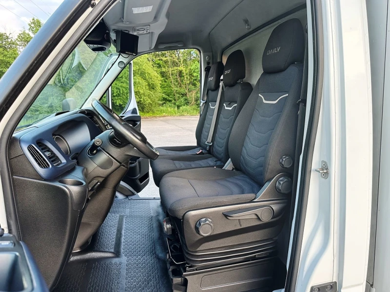 Iveco 35S18 3.0L* HI-MATIC* ВРАТИ* 4.40m* LED* ВЪЗ.ВЪЗГЛАВНИЦ, снимка 9 - Бусове и автобуси - 50198668