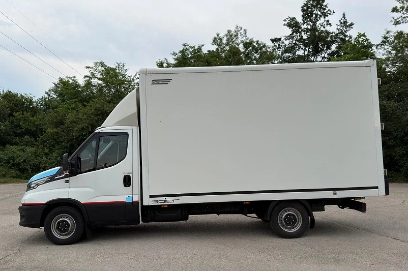 Iveco 35S18 3.0L* HI-MATIC* ВРАТИ* 4.40m* LED* ВЪЗГЛАВНИЦИ, снимка 3 - Бусове и автобуси - 50198668