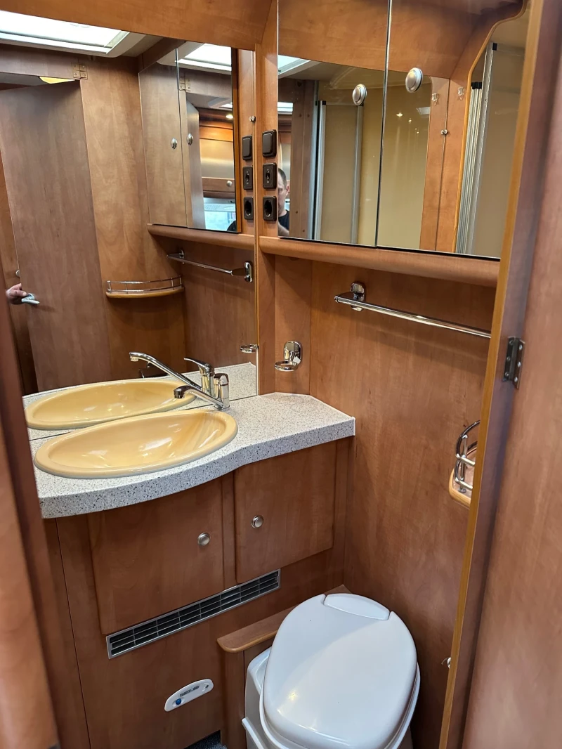 Кемпер Carthago C-line, снимка 15 - Каравани и кемпери - 50934643