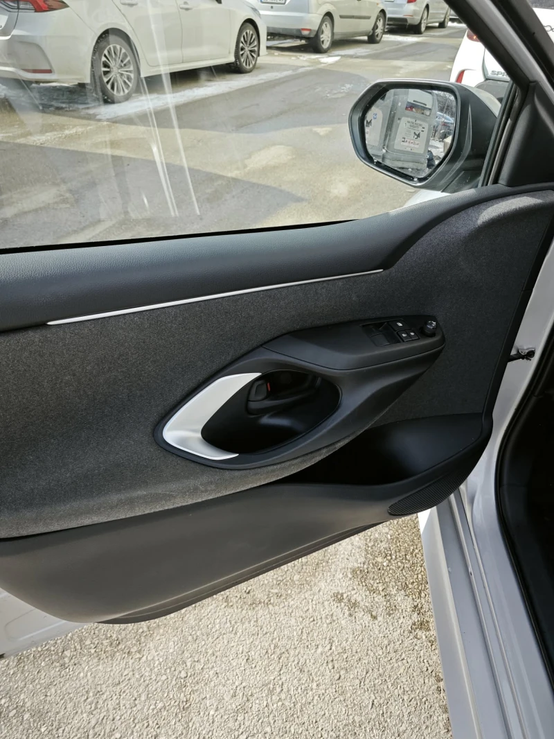 Toyota Yaris, снимка 10 - Автомобили и джипове - 53075872