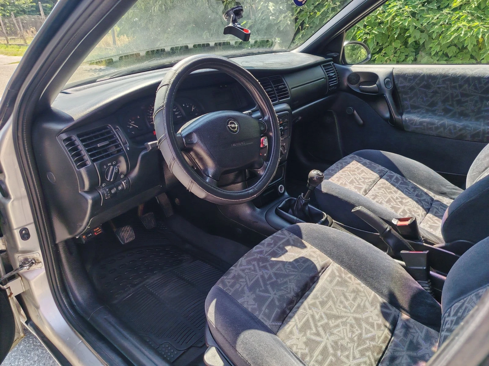 Opel Vectra 1.6 Газ/Бензин, снимка 9 - Автомобили и джипове - 55121075