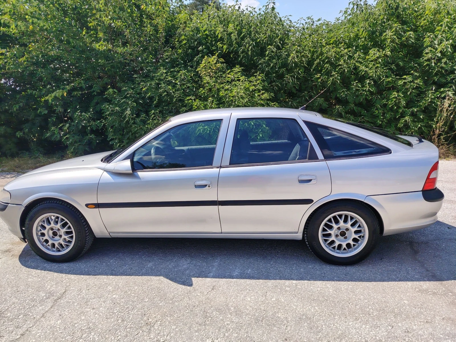 Opel Vectra 1.6 Газ/Бензин, снимка 8 - Автомобили и джипове - 55121075