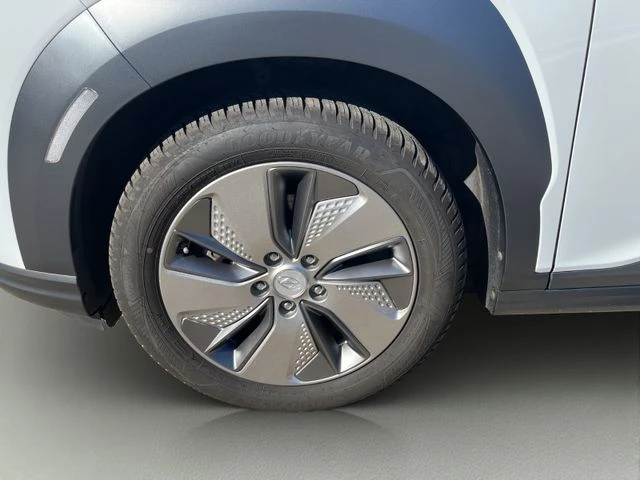 Hyundai Kona НАЛИЧНА , снимка 8 - Автомобили и джипове - 52885135