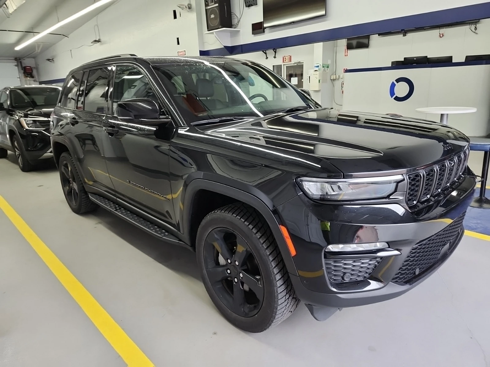 Jeep Grand cherokee LIMITED * AWD * ЧЕРЕН САЛОН * CARFAX * , снимка 2 - Автомобили и джипове - 54683812