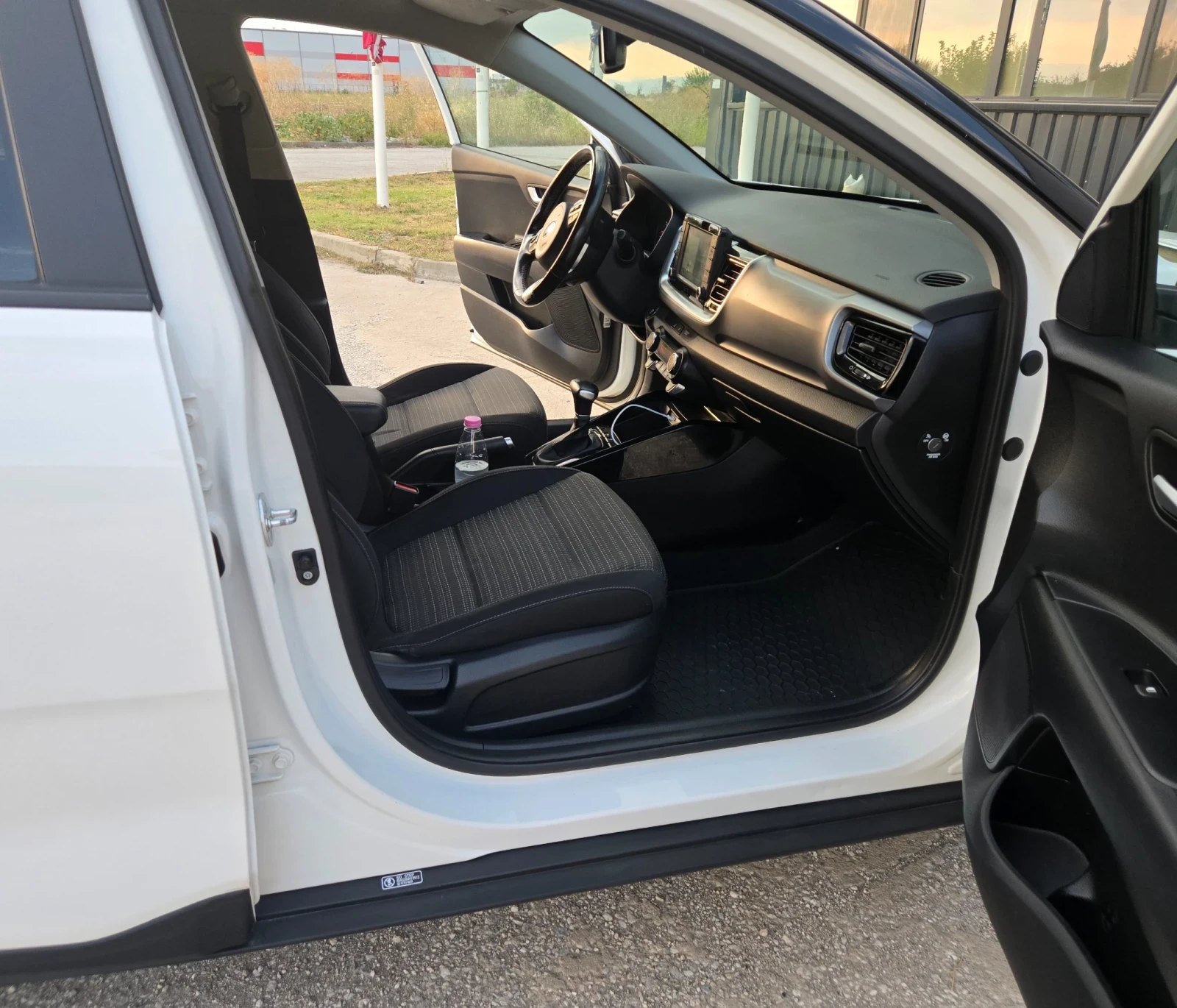 Kia Stonic T GDI 120kc.- NAVI- CARPLAY- WAZE, снимка 9 - Автомобили и джипове - 56130571