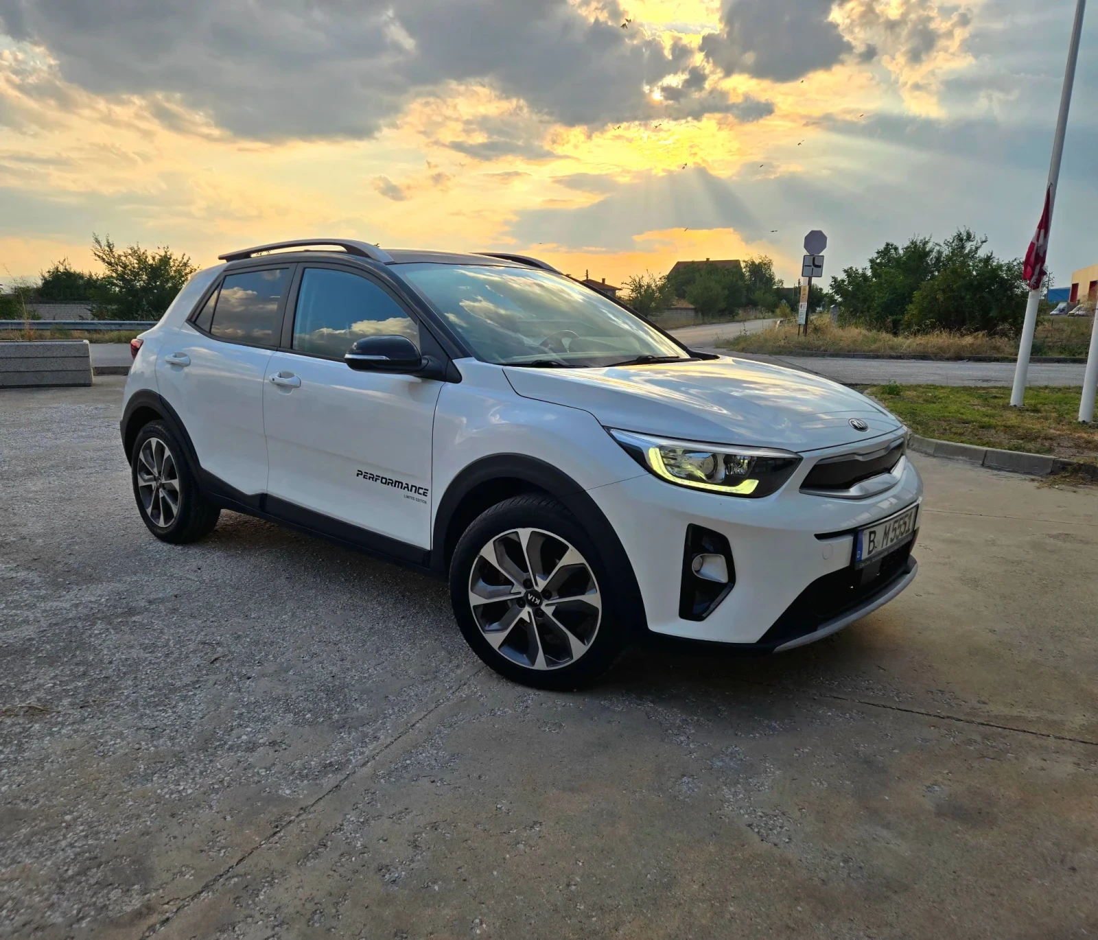 Kia Stonic T GDI 120kc.- NAVI- CARPLAY- WAZE, снимка 2 - Автомобили и джипове - 56130571