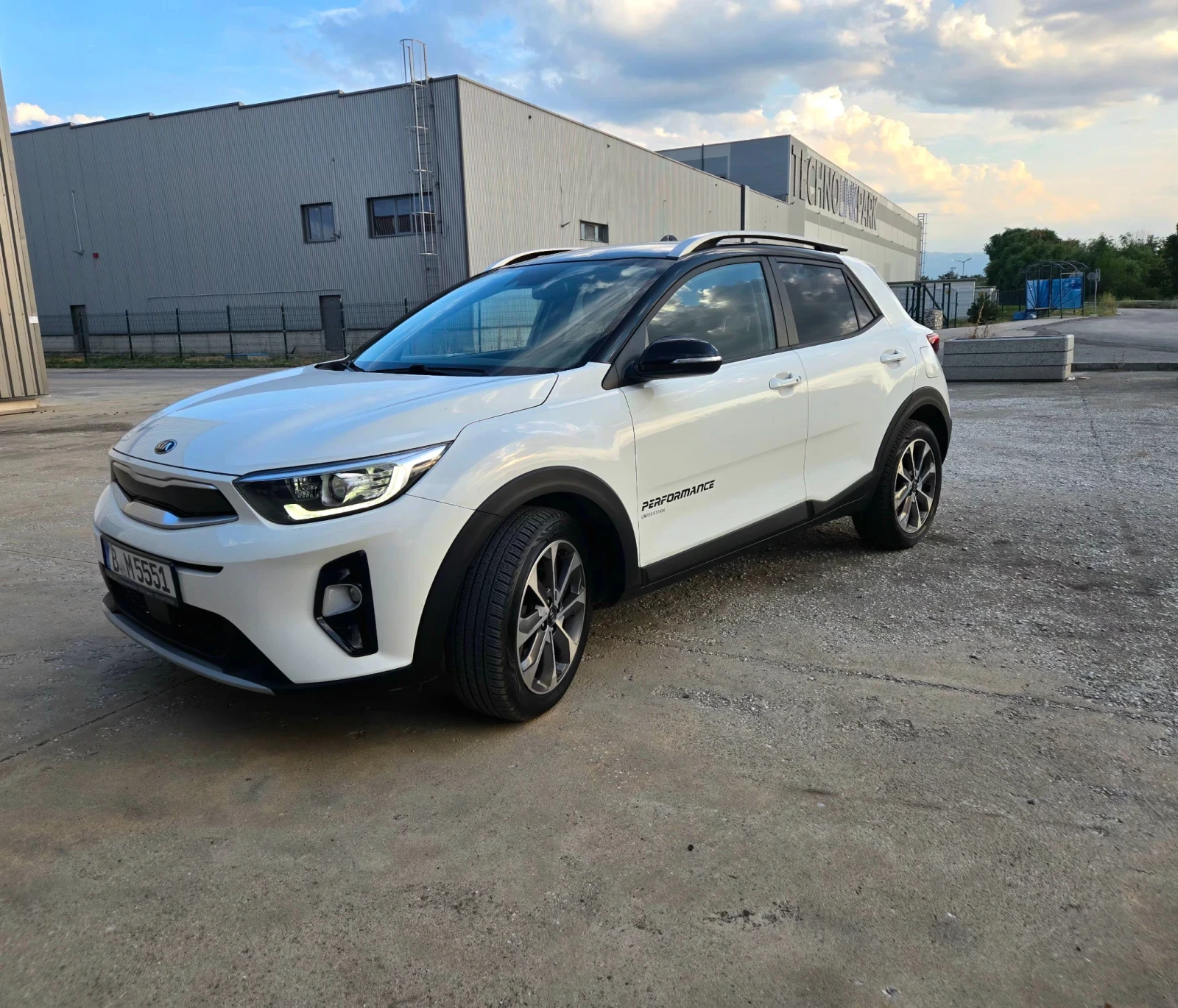Kia Stonic T GDI 120kc.- NAVI- CARPLAY- WAZE, снимка 3 - Автомобили и джипове - 56130571