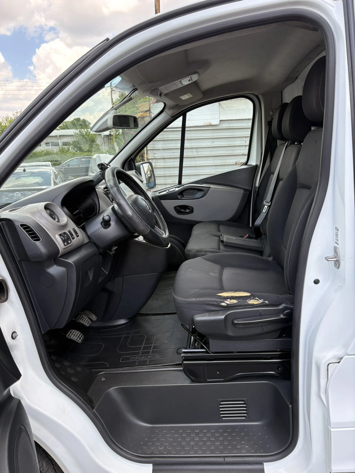 Renault Trafic, снимка 11 - Бусове и автобуси - 55349998